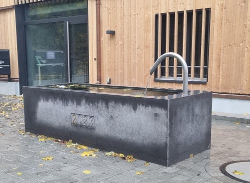 Betonbrunnen Modern Mit Wassereinlaufbogen, Farbe Anthrazit